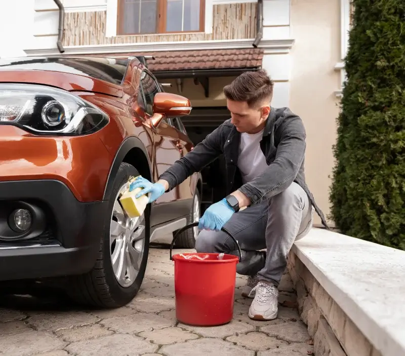 Lavage auto à domicile Vaux d'Amognes : professionnel intervenant sur un véhicule